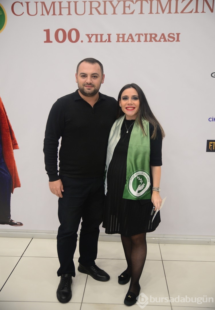Cumhuriyet'i Atatürk'ü anarak kutladılar
