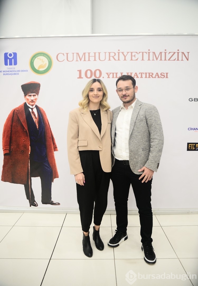 Cumhuriyet'i Atatürk'ü anarak kutladılar