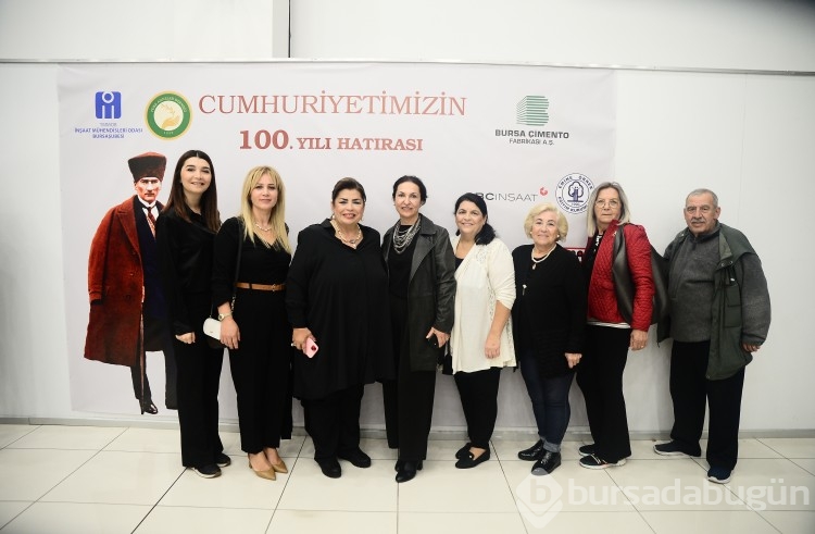Cumhuriyet'i Atatürk'ü anarak kutladılar