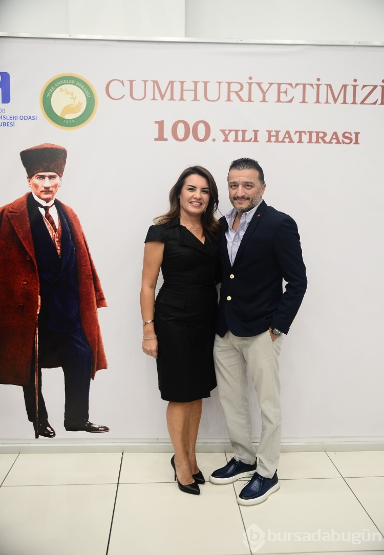 Cumhuriyet'i Atatürk'ü anarak kutladılar
