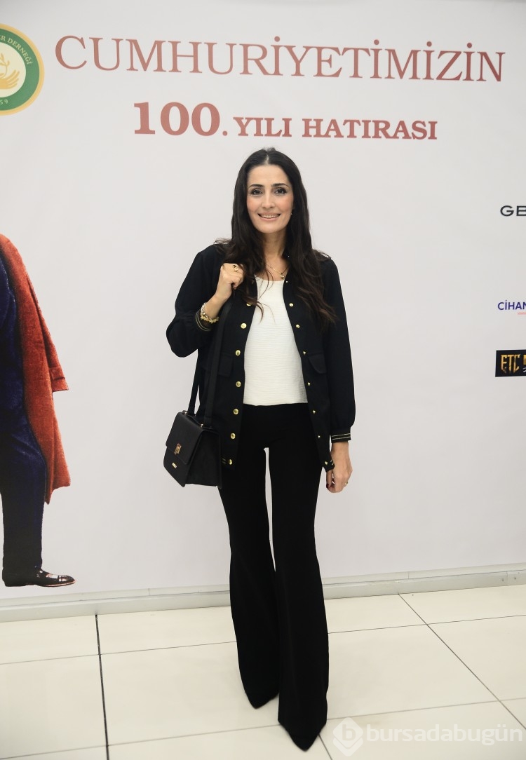Cumhuriyet'i Atatürk'ü anarak kutladılar