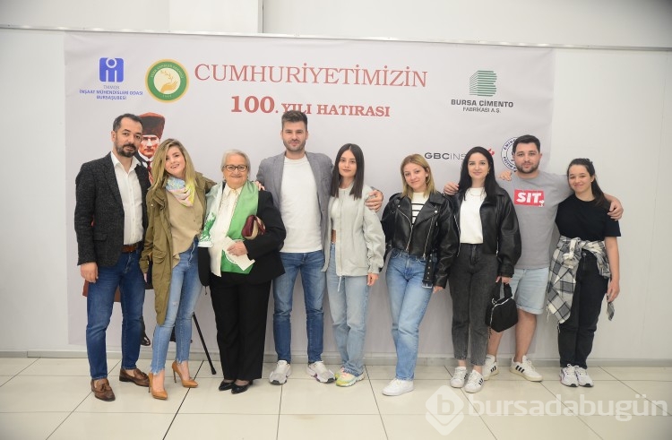 Cumhuriyet'i Atatürk'ü anarak kutladılar