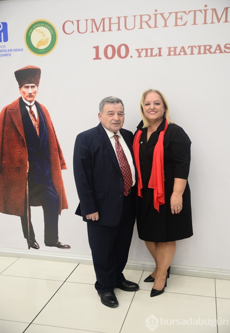 Cumhuriyet'i Atatürk'ü anarak kutladılar