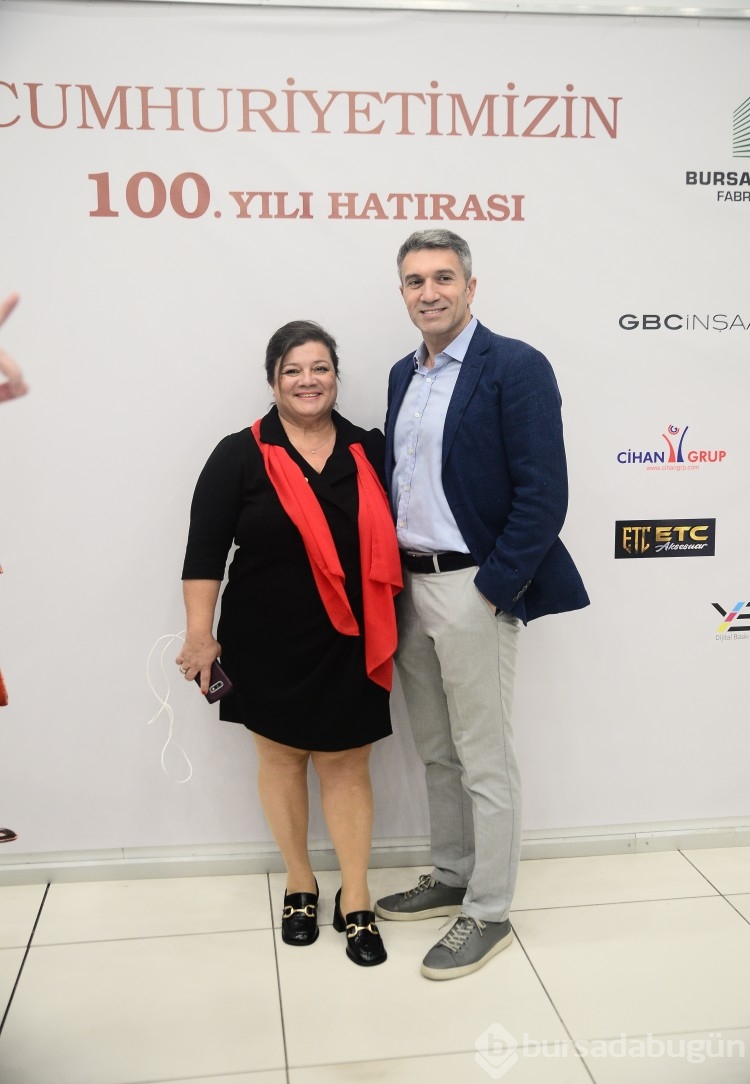 Cumhuriyet'i Atatürk'ü anarak kutladılar