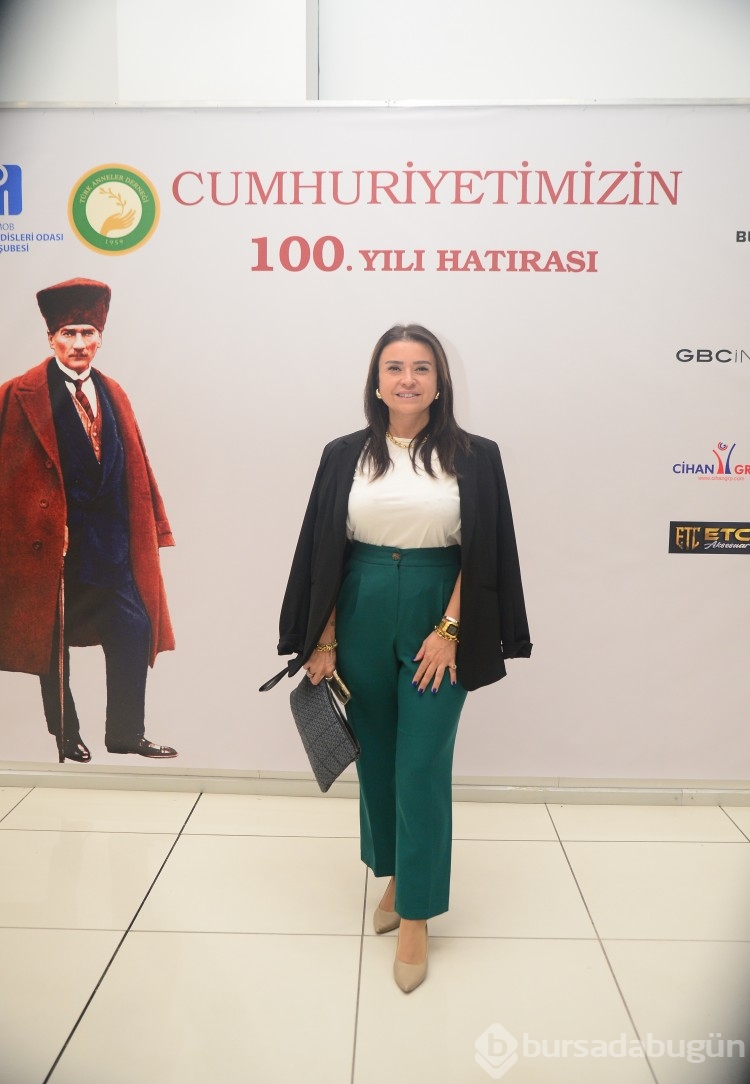 Cumhuriyet'i Atatürk'ü anarak kutladılar