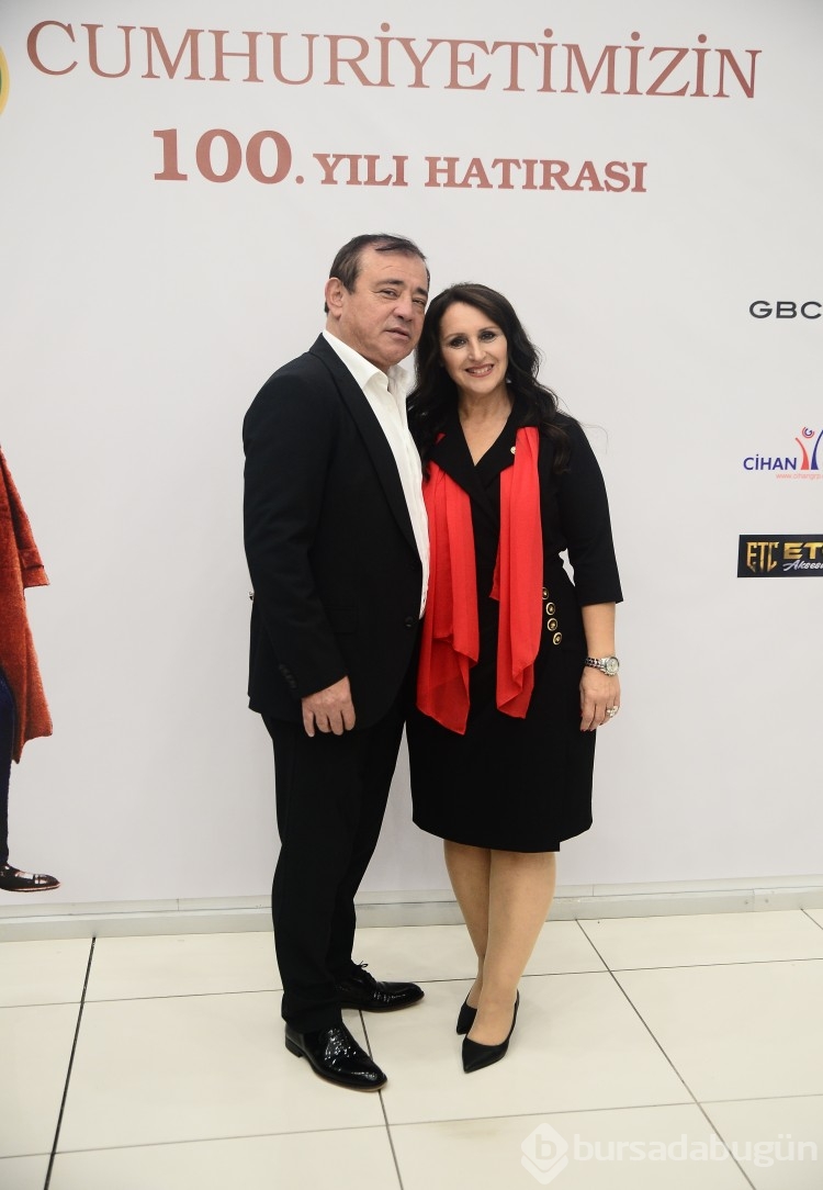 Cumhuriyet'i Atatürk'ü anarak kutladılar