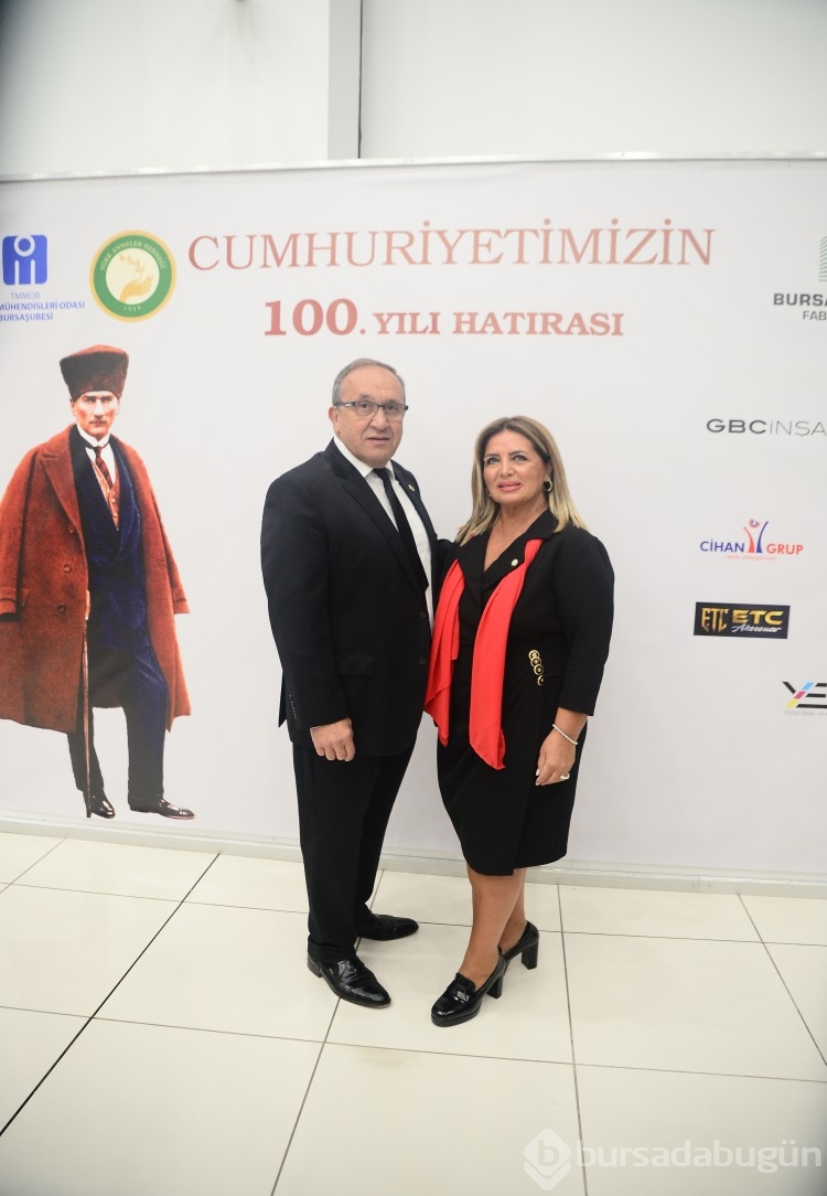 Cumhuriyet'i Atatürk'ü anarak kutladılar