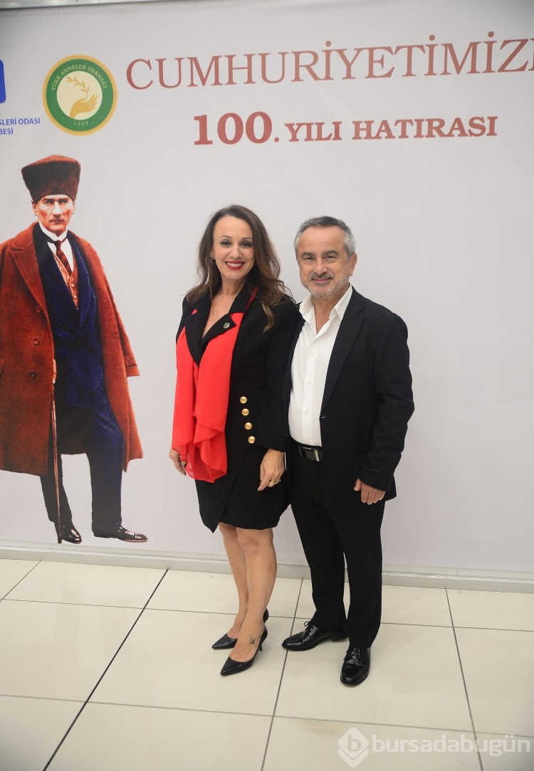 Cumhuriyet'i Atatürk'ü anarak kutladılar