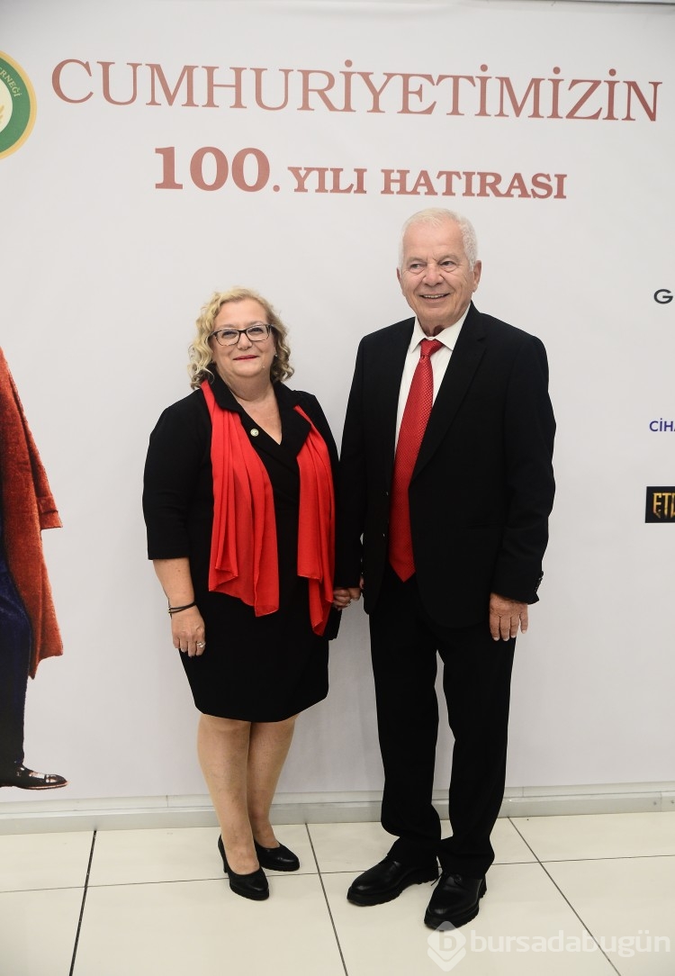 Cumhuriyet'i Atatürk'ü anarak kutladılar