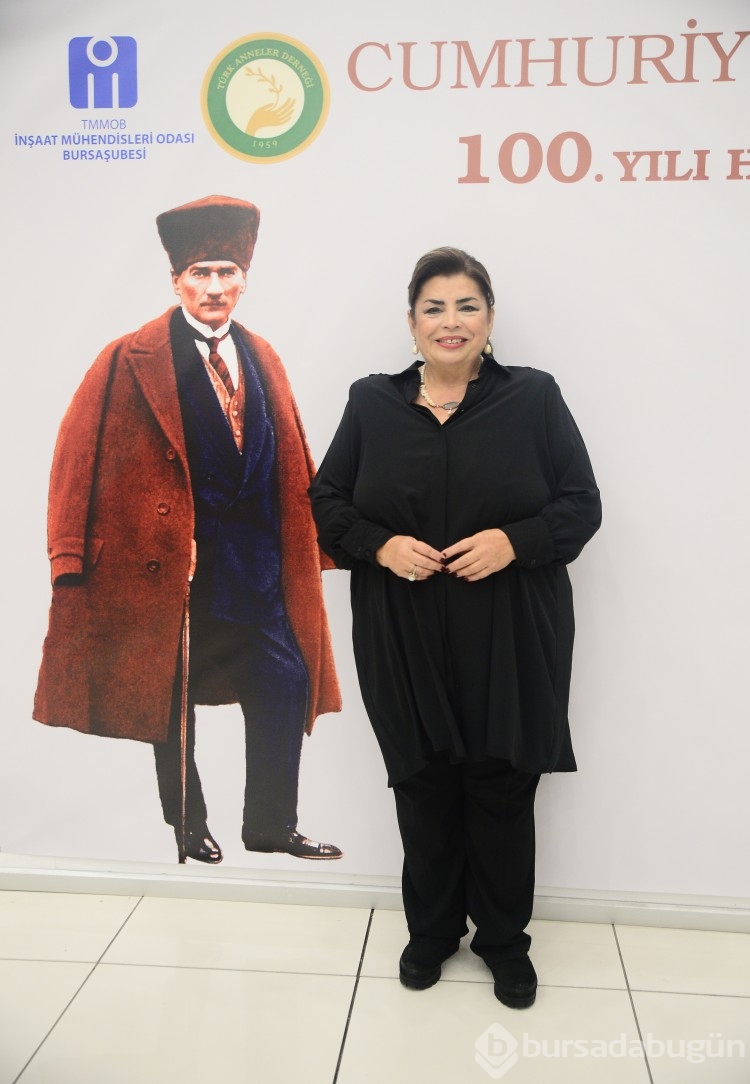 Cumhuriyet'i Atatürk'ü anarak kutladılar