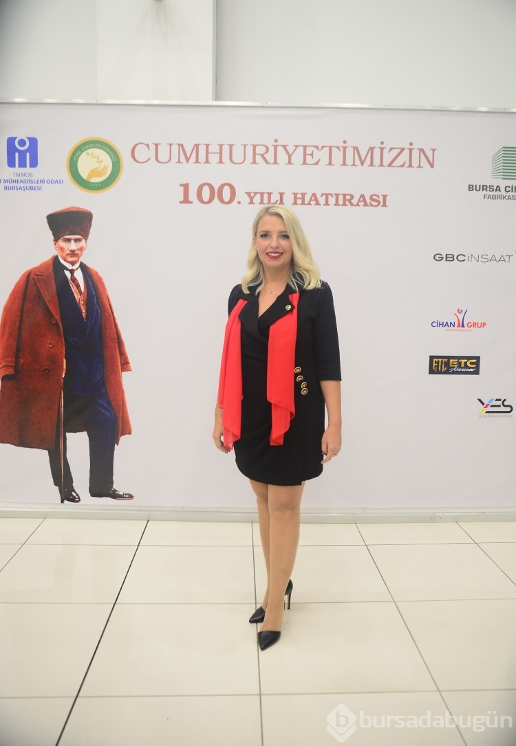 Cumhuriyet'i Atatürk'ü anarak kutladılar