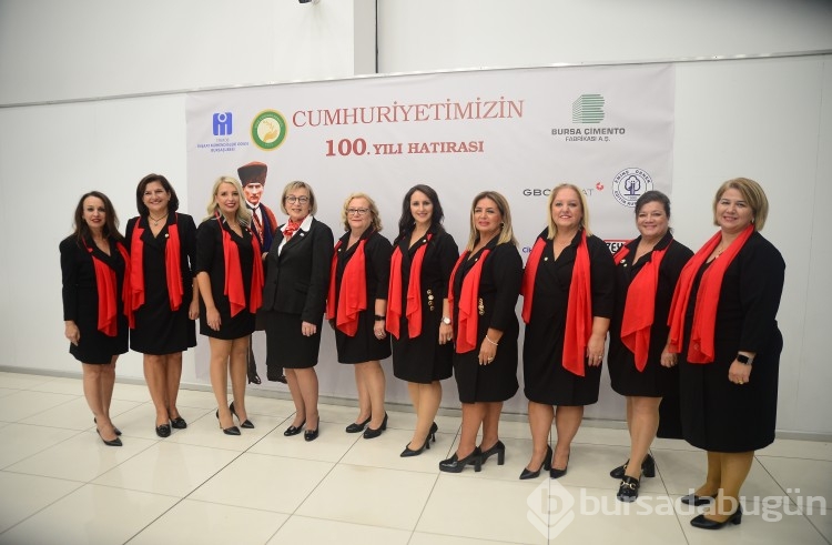Cumhuriyet'i Atatürk'ü anarak kutladılar