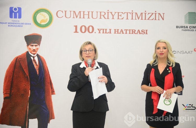 Cumhuriyet'i Atatürk'ü anarak kutladılar