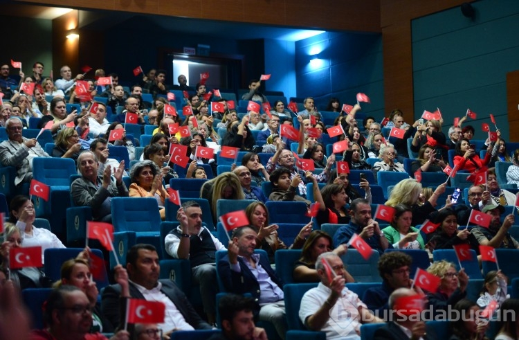 Cumhuriyet'i Atatürk'ü anarak kutladılar