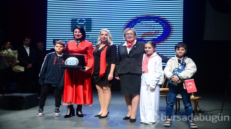 Cumhuriyet'i Atatürk'ü anarak kutladılar