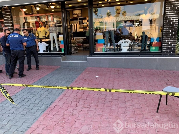 Adana'da motosikletli infaz (Mağazaya kurşun yağdırdılar)
