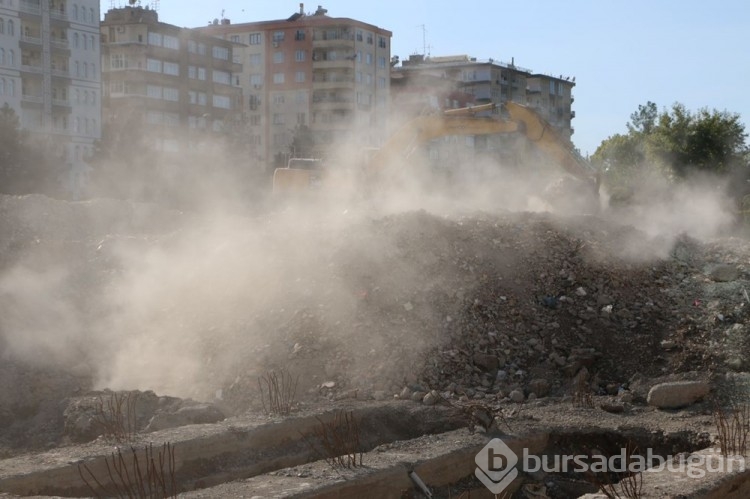 89 kişiye mezar olan Galeria Sitesi'nin temeli kapatılıyor
