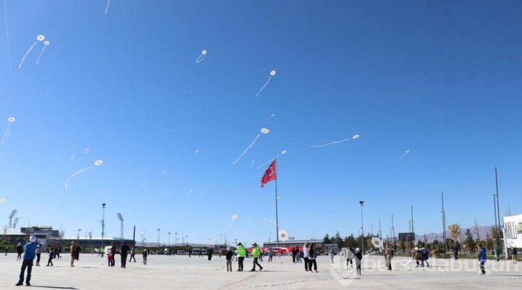 Çocuklar uçurtmaları, Gazze'de ölen yaşıtları anısına gökyüzüyle buluşturdu
