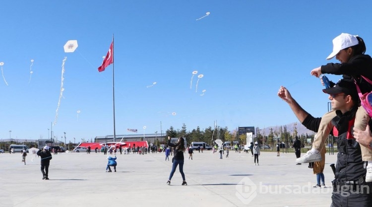 Çocuklar uçurtmaları, Gazze'de ölen yaşıtları anısına gökyüzüyle buluşturdu
