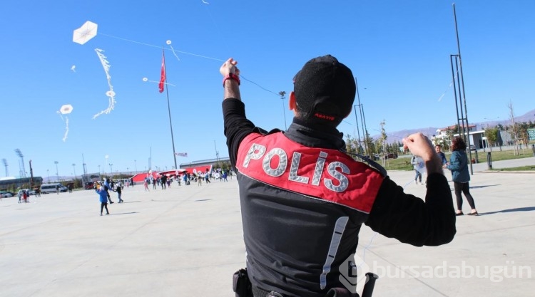 Çocuklar uçurtmaları, Gazze'de ölen yaşıtları anısına gökyüzüyle buluşturdu
