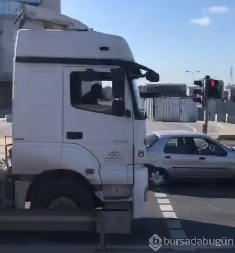 Hafriyat kamyonu şoförü elinde bıçakla tehditler savurdu
