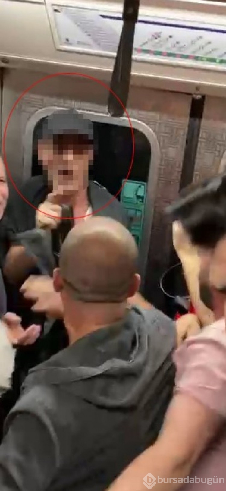 Metroda tartıştığı kadın yolcuya yumruk attı!