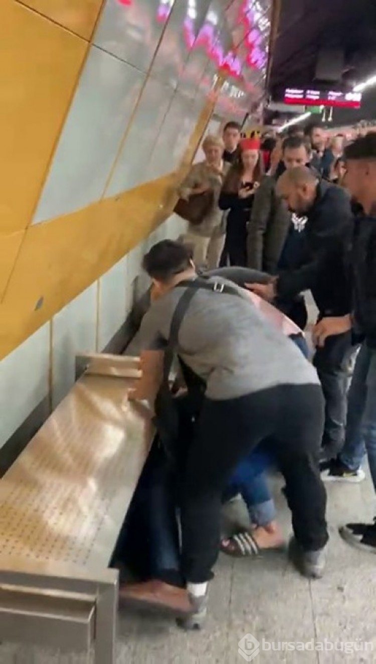 Metroda tartıştığı kadın yolcuya yumruk attı!