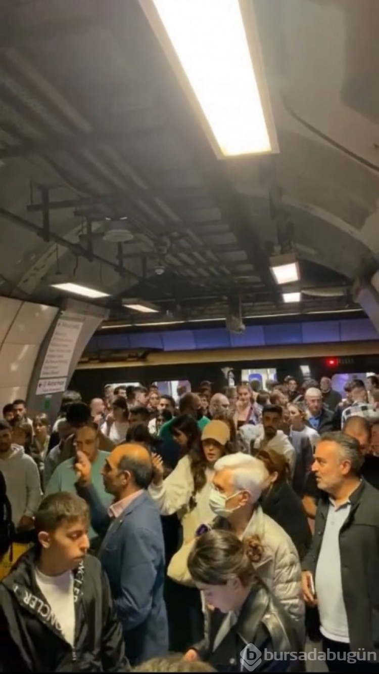 İstanbul'da bir genç raylara düşünce panik yaşandı!