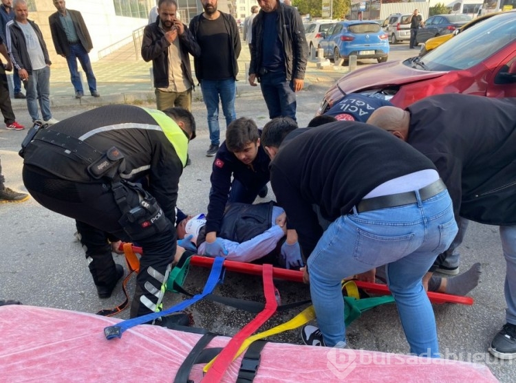 Bursa'da otomobil ile çarpışan motosiklet sürücüsü yaralandı