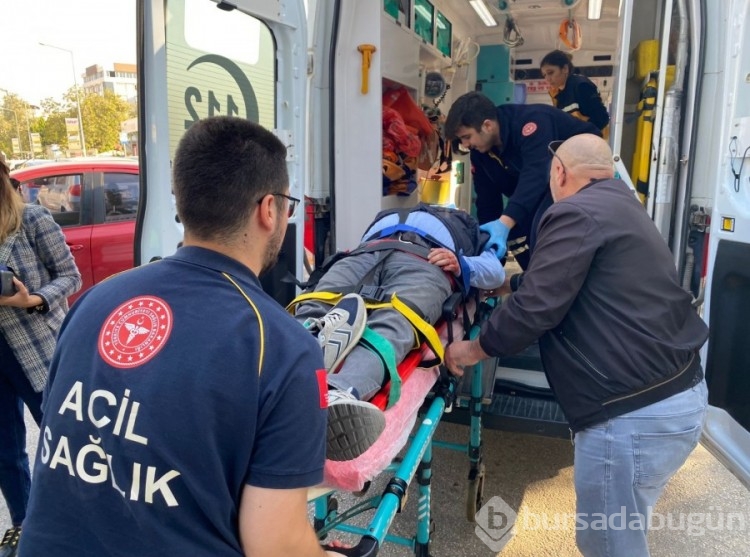 Bursa'da otomobil ile çarpışan motosiklet sürücüsü yaralandı