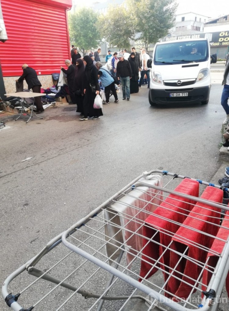 Bursa'da kaldırımlar yok oldu! Her pazar aynı çile