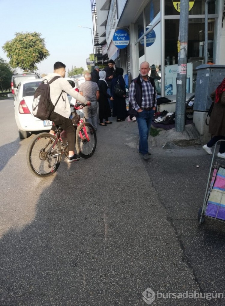 Bursa'da kaldırımlar yok oldu! Her pazar aynı çile