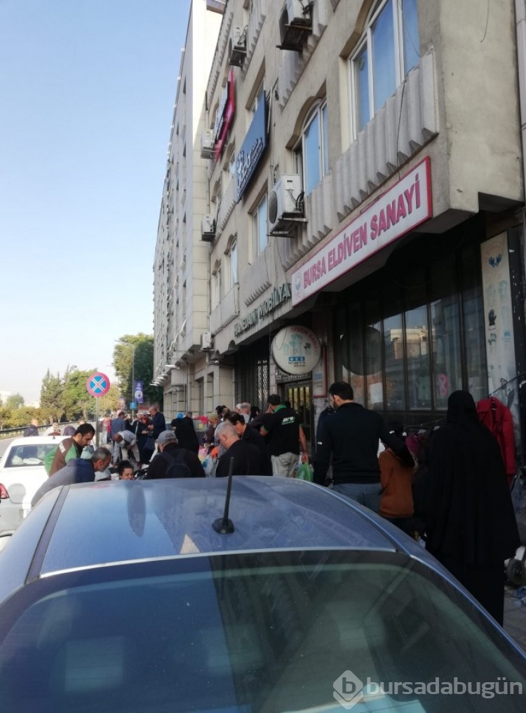 Bursa'da kaldırımlar yok oldu! Her pazar aynı çile