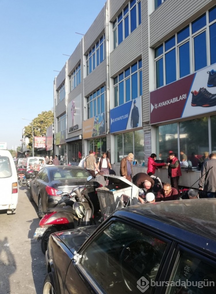 Bursa'da kaldırımlar yok oldu! Her pazar aynı çile