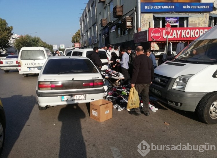Bursa'da kaldırımlar yok oldu! Her pazar aynı çile