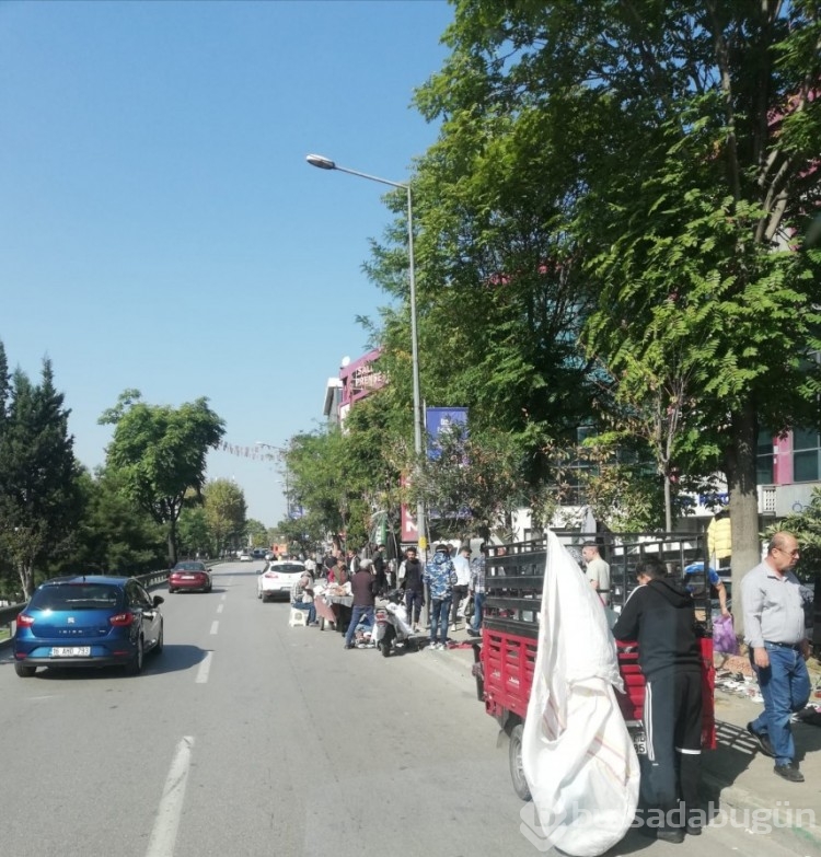 Bursa'da kaldırımlar yok oldu! Her pazar aynı çile