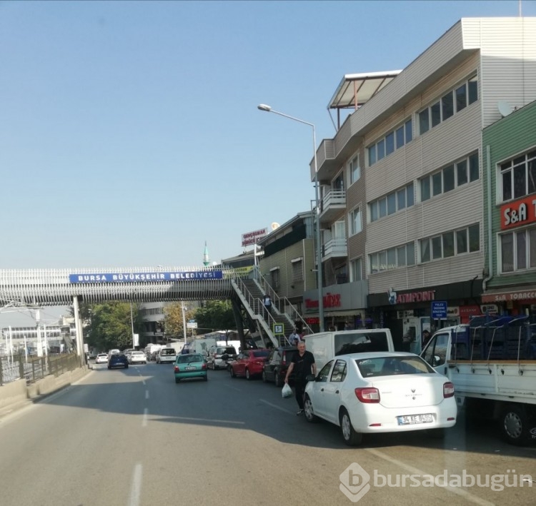 Bursa'da kaldırımlar yok oldu! Her pazar aynı çile