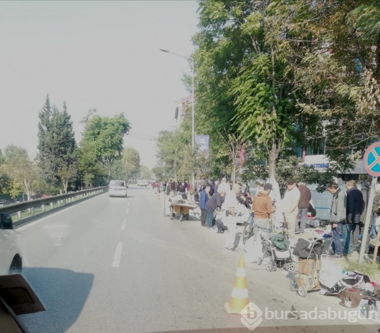 Bursa'da kaldırımlar yok oldu! Her pazar aynı çile