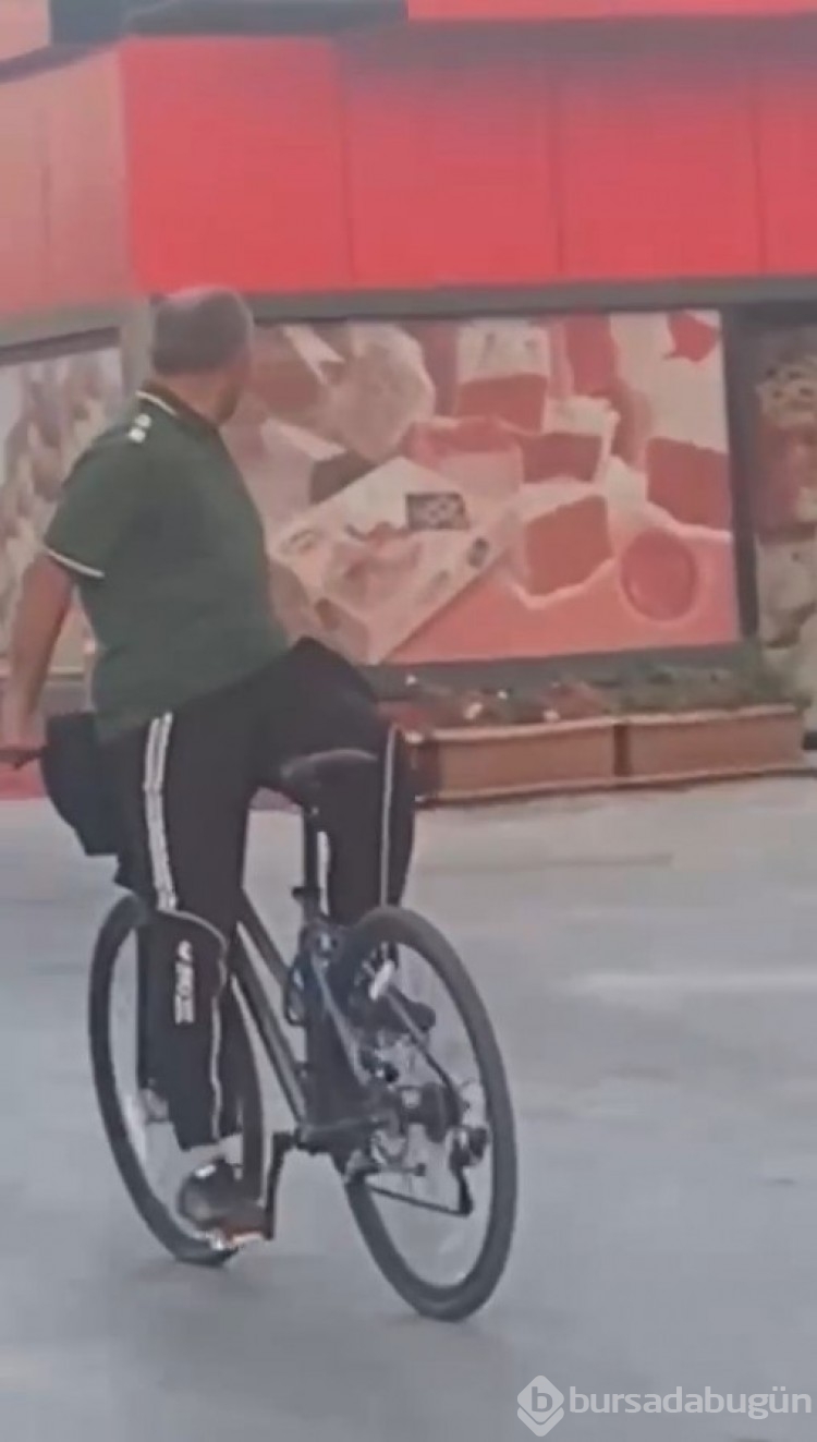 Bursa'da bisikletini tersten süren adam şaşkınlık yaşattı