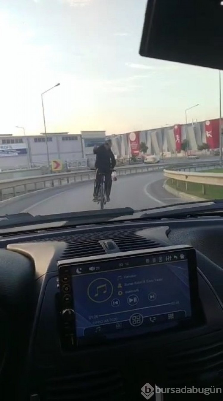 Bursa'da bisikletini tersten süren adam şaşkınlık yaşattı