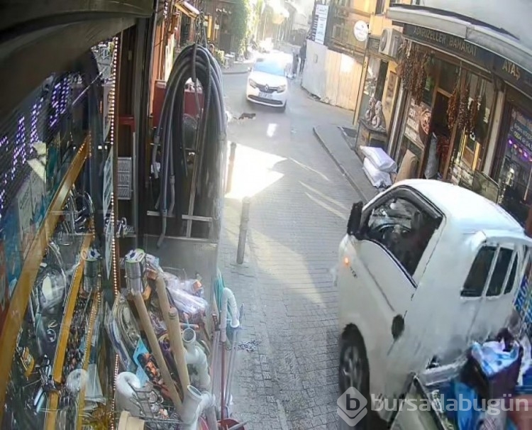 Bursa'da kamyonet sahipsiz kediyi ezdi, arkasına bakmadan gitti