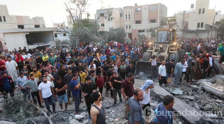Han Yunus'ta hastane bahçesinde cenaze nöbeti