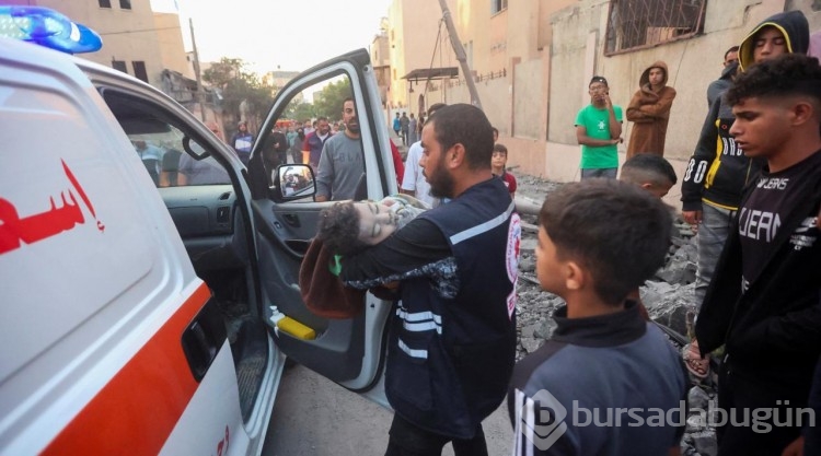 Han Yunus'ta hastane bahçesinde cenaze nöbeti