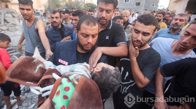Han Yunus'ta hastane bahçesinde cenaze nöbeti