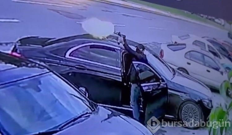Lüks otomobille gelen maskeli saldırganlar kurşun yağdırdı