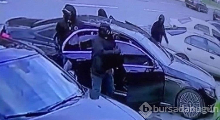 Lüks otomobille gelen maskeli saldırganlar kurşun yağdırdı