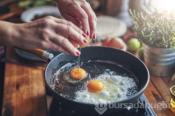 Kahvaltı için her seferinde mükemmel kıvamda yumurta pişirmek için aşçıların uyguladığı yöntem!