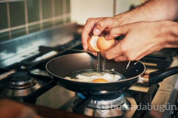 Kahvaltı için her seferinde mükemmel kıvamda yumurta pişirmek için aşçıların uyguladığı yöntem!