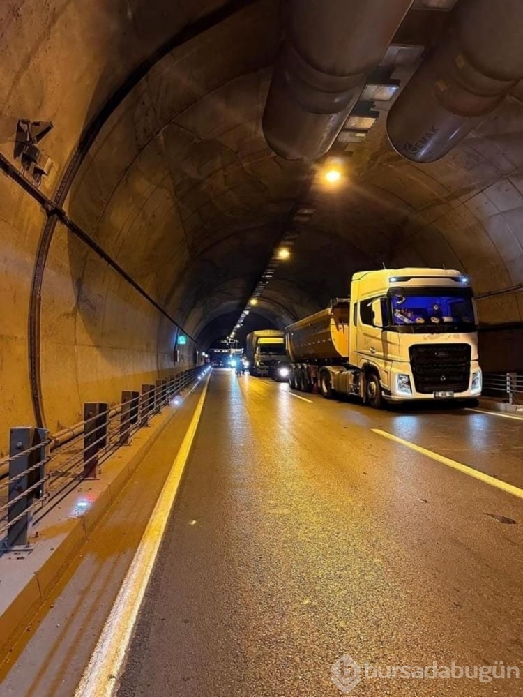 Kontrolden çıkan otomobil, tünelde takla attı: 2 ölü

