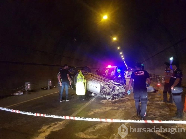 Kontrolden çıkan otomobil, tünelde takla attı: 2 ölü
